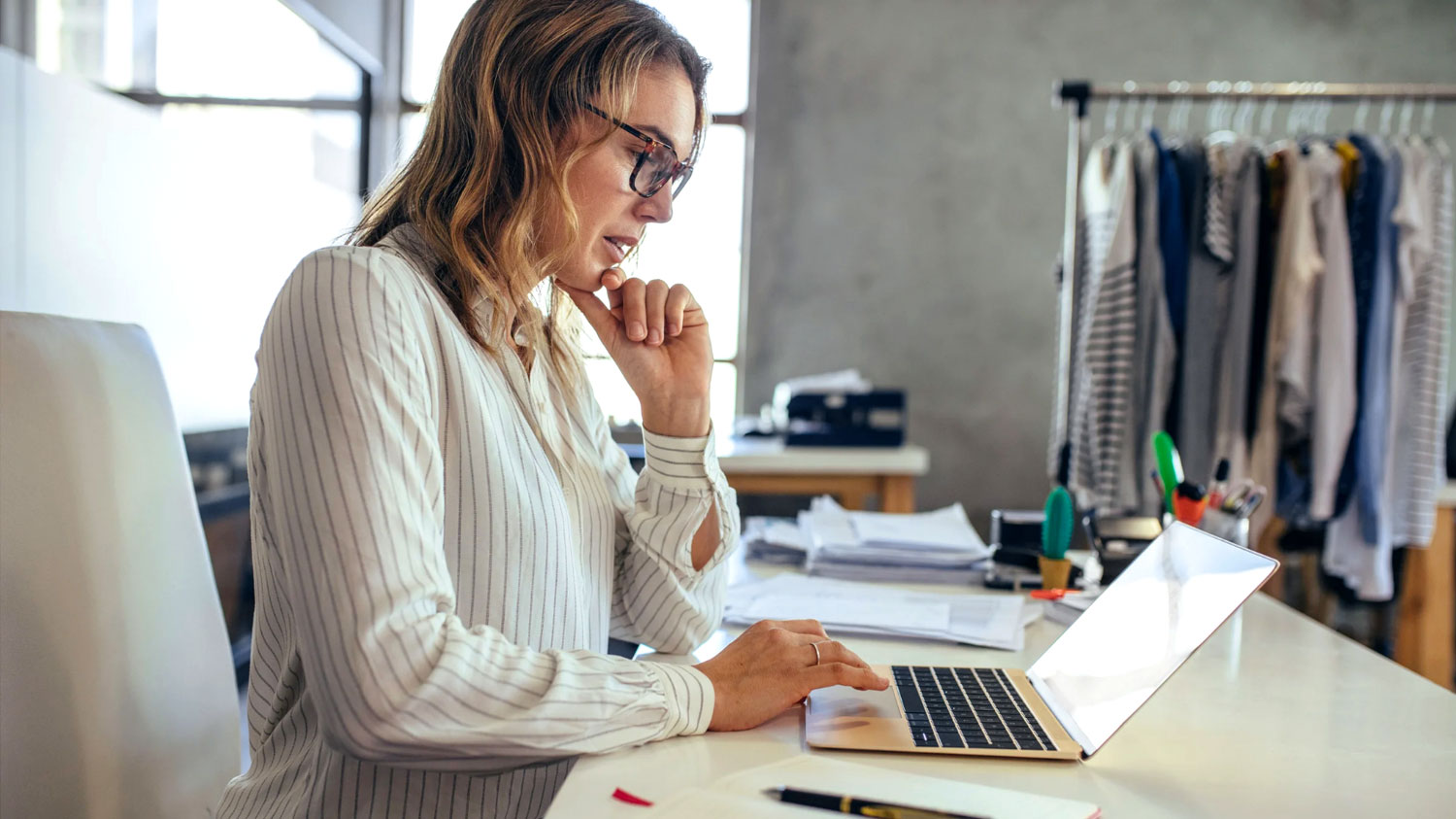 The image provides five practical tips for negotiating a better interest rate from lenders.